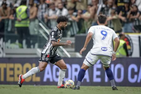 Imagem colorida de jogo de futebol entre Atlético-MG e Cruzeiro - Metrópoles