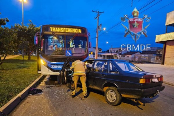 ônibus e carro batidos - Metrópoles