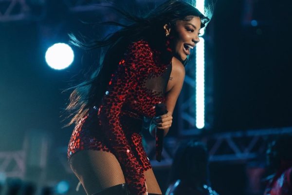 Ludmilla é clicada durante show usando um look todo vermelho - Metrópoles