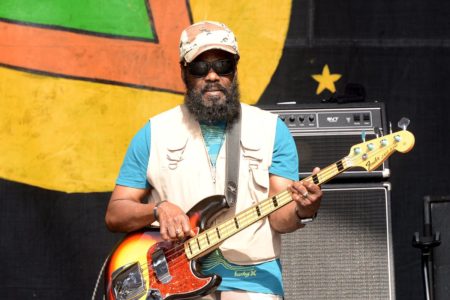 Aston "Family Man" Barrett do The Wailers se apresenta durante o New Orleans Jazz & Heritage Festival 2014 no Fair Grounds Race Course em 1 de maio de 2014 em Nova Orleans, Louisiana - Metrópoles