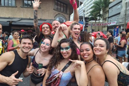 Imagem colorida de foliões curtindo bloco de Carnaval Acadêmicos do Baixo Augusto na região central de SP - Metrópoles