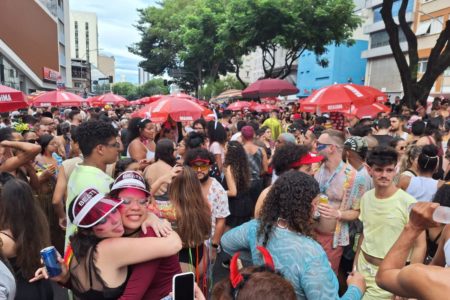 Imagem colorida de foliões em bloco de rua no Carnaval em SP