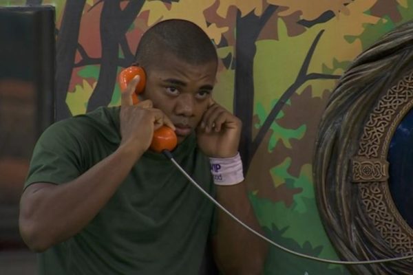 Davi atendendo Big Fone no BBB24