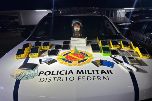 Foto colorida de carro com cartoes, máquinas e dinheiro em espécie