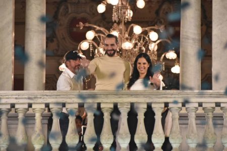 Imagem colorida de Nayib Bukele, ao lado da esposa Gabriela Rodriguez de Bukele El Salvador - Metrópoles
