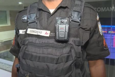 Imagem colorida de um policial militar com bodycams - Metrópoles