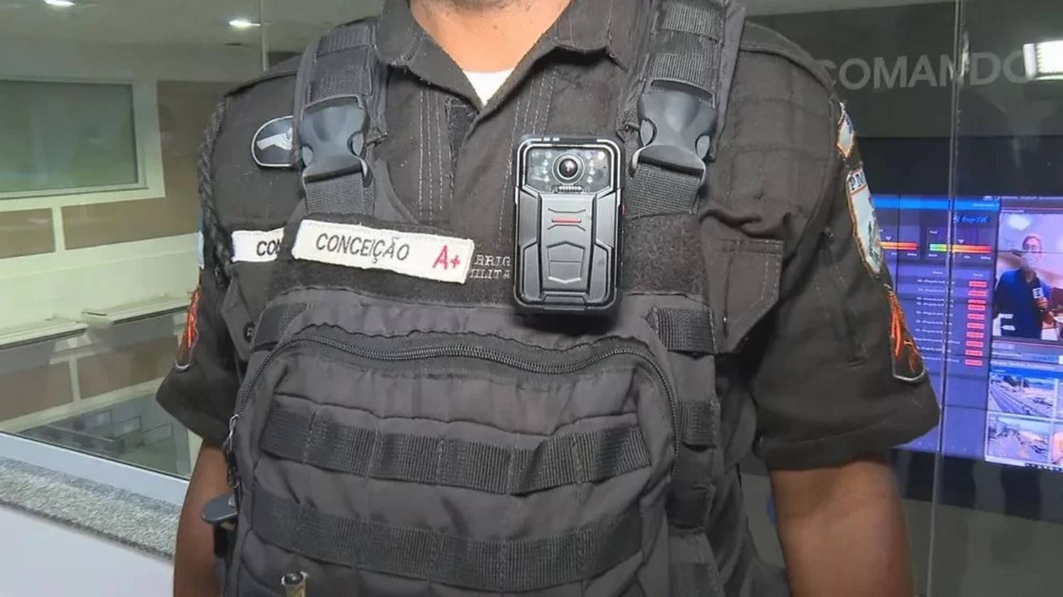 Imagem colorida de um policial militar com bodycams - Metrópoles