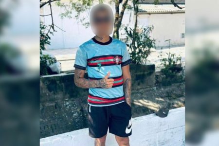 Adolescente suspeito morto por PM veste camiseta listrada.