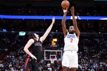 Imagem colorida de partida entre Miami Heat e Los Angeles Clippers pela NBA- Metrópoles