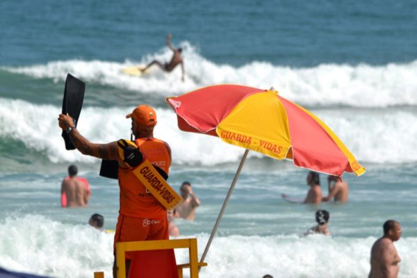 foto colorida de salva-vidas em praia de Ubatuba - Metrópoles