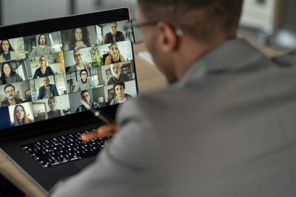 Na imagem, homem faz reunião online