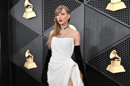 Taylor Swift no Grammy 2024, usando vestido branco e luvas pretas - Metrópoles