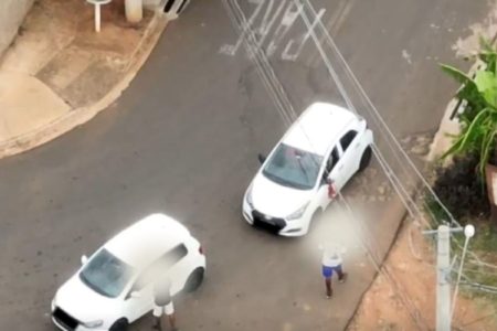 Imagem colorida mostra duas viaturas da Polícia Militar (PM) vistas do alto em perseguição a bandidos em São Paulo - Metrópoles