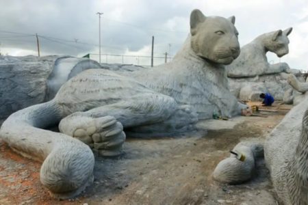 Imagem colorida de escultura de onças - Metrópoles