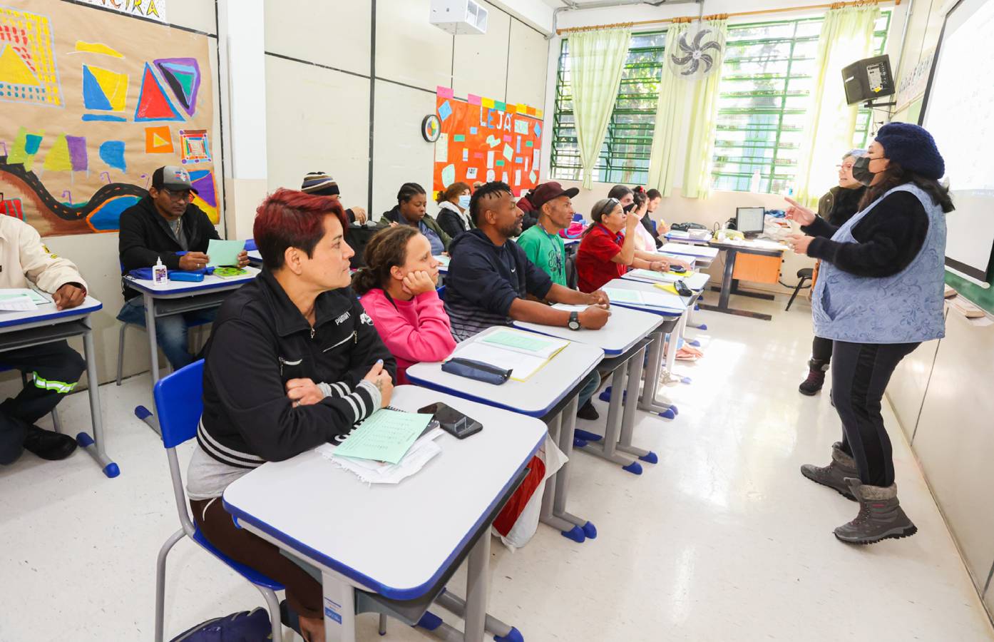 Foto colorida de alunos estudante em uma das unidades da EJA em São Paulo - Metrópoles