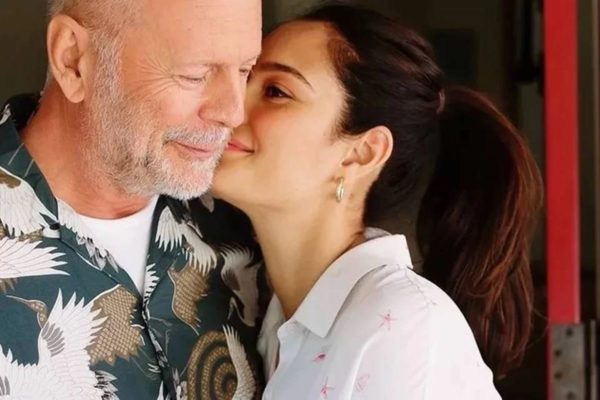 Bruce Willis e a esposa Bruce Willis e Emma Hemming em foto colorida - Metrópoles