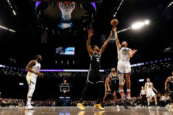 Imagem colorida dos jogadores de Golden State e Brooklyn Nets- Metrópoles