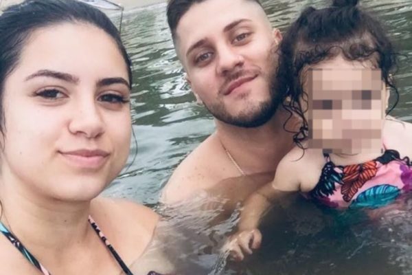 Imagem de mulher, homem e criança na piscina - Metrópoles