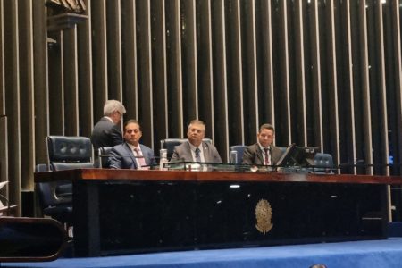 imagem colorida mostra flavio dino presidindo sessão do senado - Metrópoles