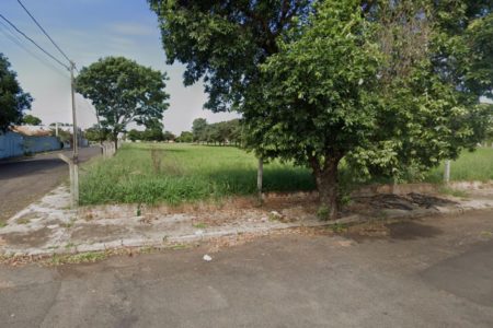 Imagem colorida mostra terreno em Araçatuba onde suspeito de roubo entrou em confronto com a polícia e morreu - Metrópoles