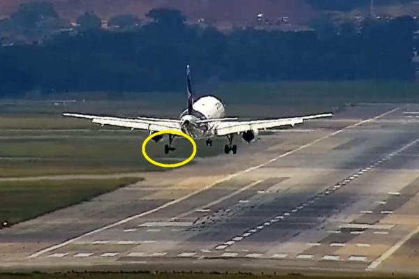 Imagem colorida mostra avião fazendo pouso de emergência no aeroporto de Guarulhos, em São Paulo - Metrópoles