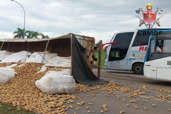 Caminhão carregado de batatas tombado, na tarde desta terça-feira (6/2/2023), na BR-060, próximo a um viaduto de Samambaia, sentido Goiânia.