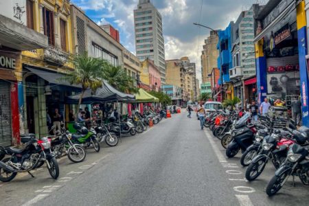 Imagem mostra rua com motos estacionadas; Prefeitura de SP iniciou obras no local - Metrópoles