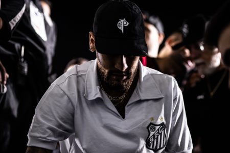 Imagem colorida de Neymar com a camisa do Santos - Metrópoles