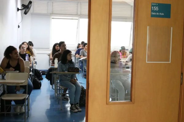 Imagem colorida de sala de aula de uma instituição de ensino superior Sisu - Metrópoles