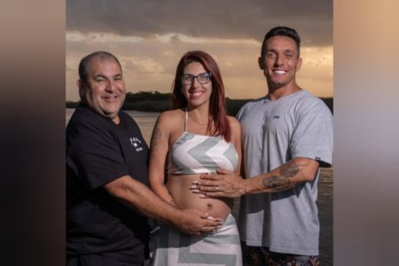 Foto mostra o casal Jarbas e Mikael Bitencourt, pais gays que terão uma filha com a genética de ambos. Entre eles, Jéssica, amiga que é barriga solidária - Metrópoles