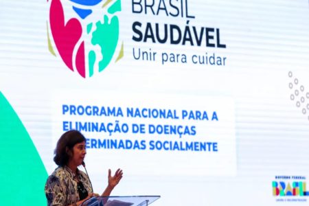 Imagem colorida da ministra Nísia Trindade no lançamento do programa - Metrópoles