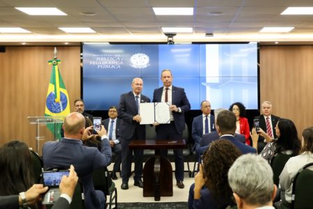 Foto colorida de Ricardo Cappelli e Fernando Azevedo assinam acordo de cooperação - Metrópoles