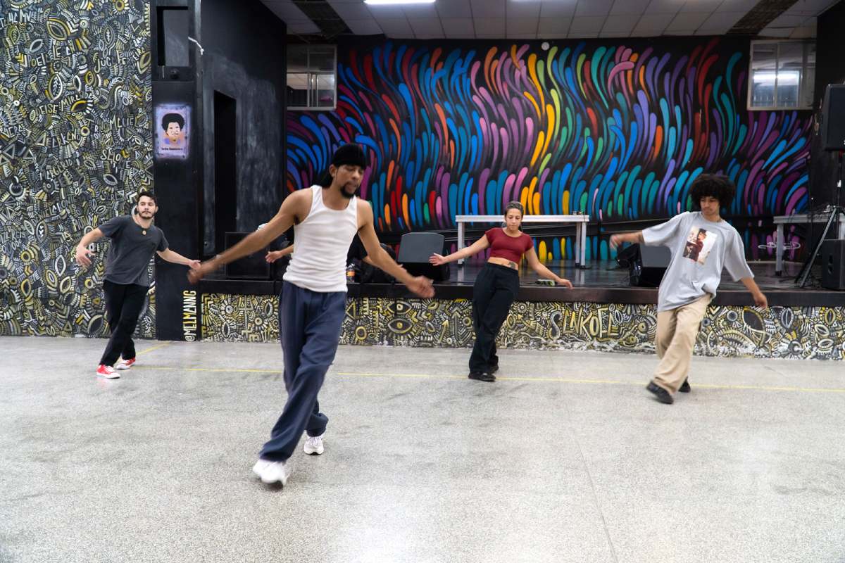 Foto colorida de curso na periferia - Metrópoles