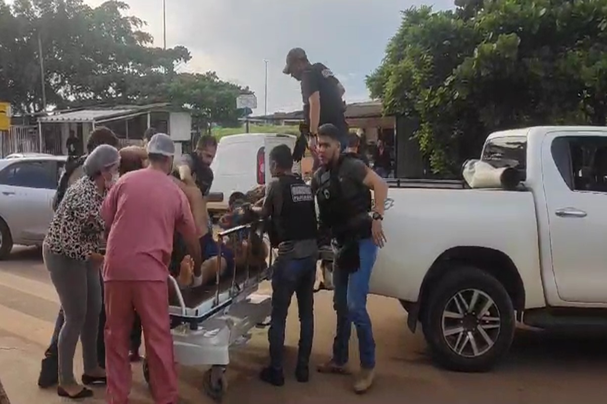 Foto colorida de homem sendo removido de caminhão para maca de hospital