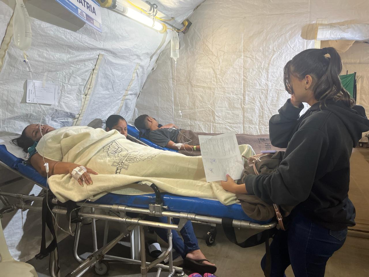 hospital de campanha atendendo casos de dengue no DF