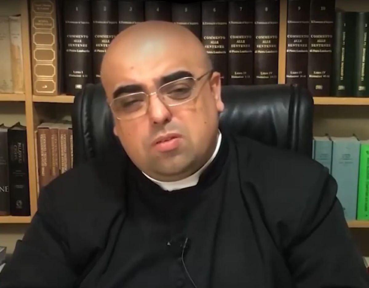Imagem colorida do padre José Eduardo de Oliveira e Silva, de Osasco. Ele é careca, usa óculos e veste batina preta - Metrópoles