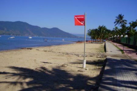 Imagem colorida mostra a praia de Itaquanduba, em Ilhabela, litoral norte de São Paulo - Metrópoles