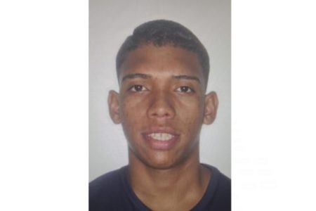 Imagem colorida mostra foto 3x4 de um homem de pele morena, cabelo curto, vestindo uma camiseta azul marinho, suspeito de matar um soldado da Rota - Metrópoles
