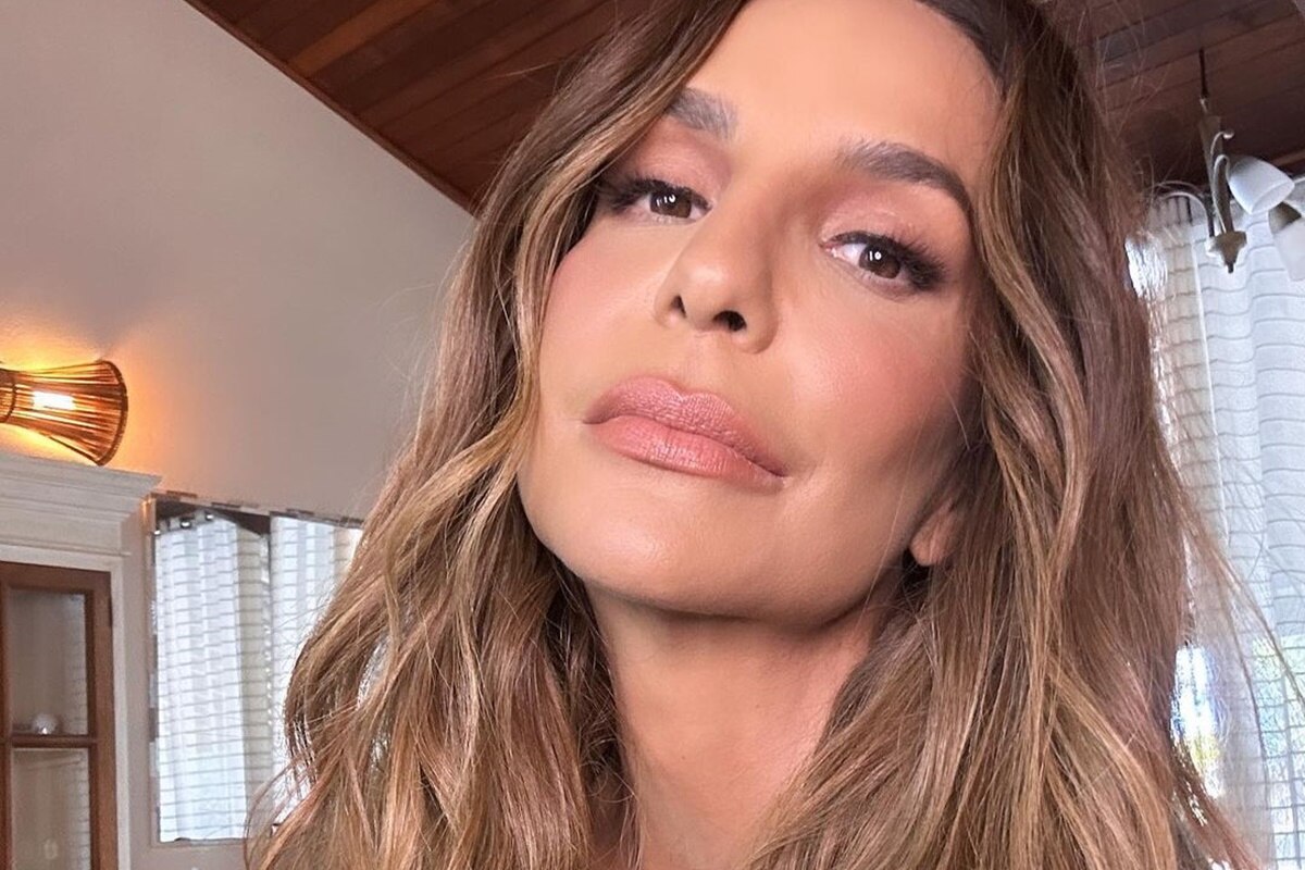 Ivete Sangalo posa séria e de cabelos soltos - Metrópoles