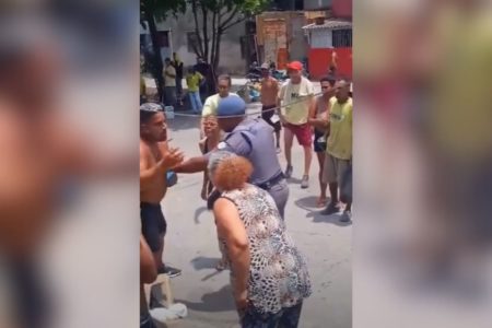 Imagem colorida mostra confusão entre PM e moradores de uma comunidade em São Vicente - Metrópoles