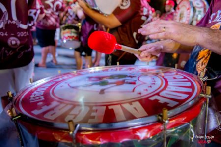 Imagem mostra instrumento de percussão da Mocidade Alegre - Metrópoles