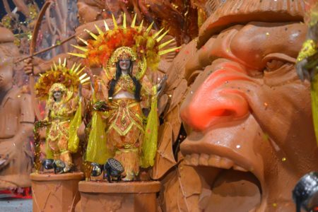 Imagem mostra desfile de escola de samba - Metrópoles