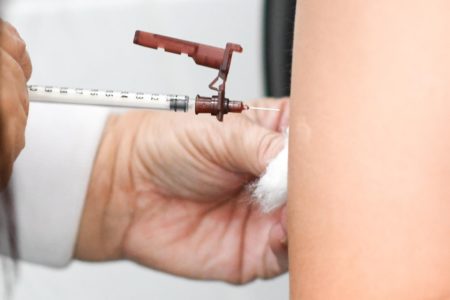 Foto colorida mostra aplicação de vacina da dengue; campanha de vacinação - Metrópoles