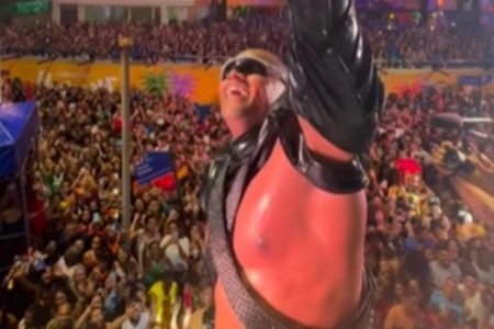 Foto colorida de Leo Santana em Salvador - Metrópoles