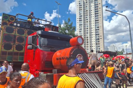 Imagem colorida mostra pessoas no bloco de Carnaval da cantora Iza, em São Paulo - Metrópoles