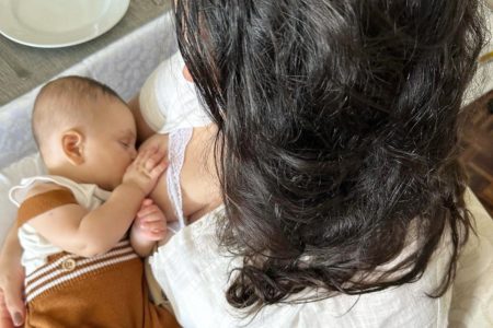 Mãe amamentando bebê - Metrópoles