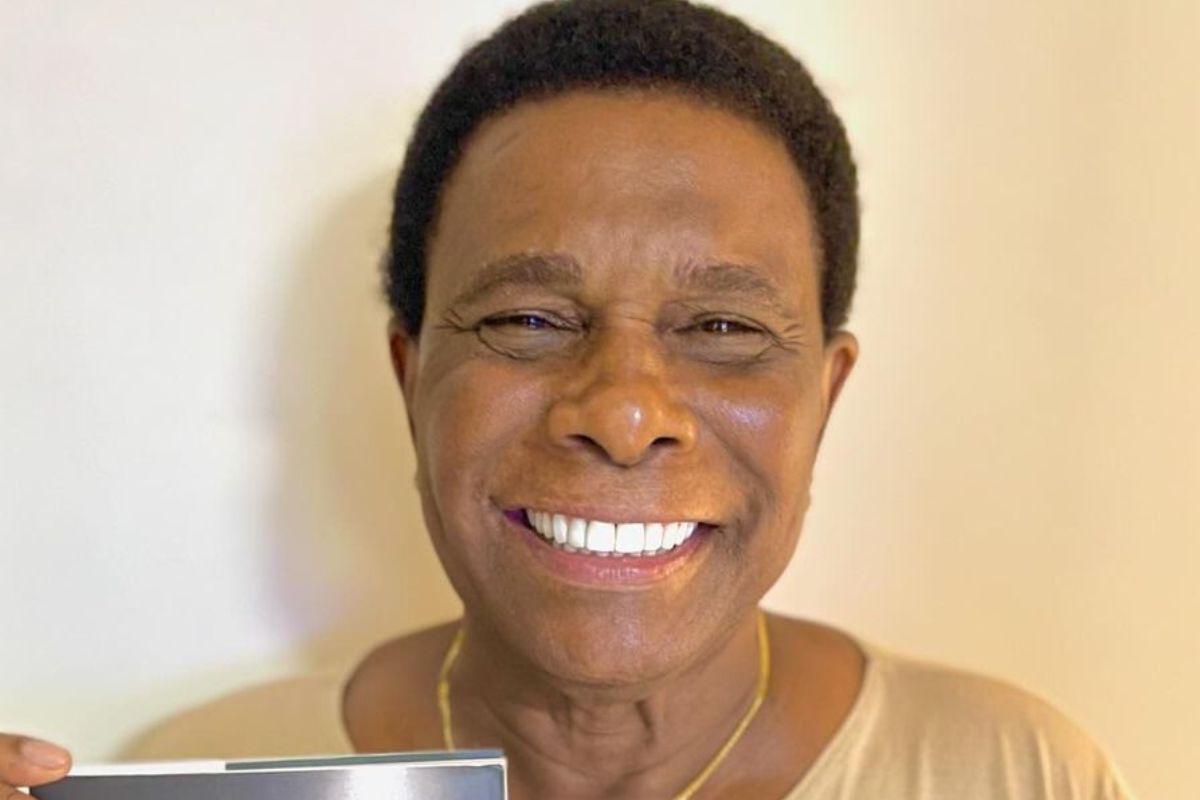 Foto colorida de Neguinho da Beija-Flor sorrindo - Metrópoles