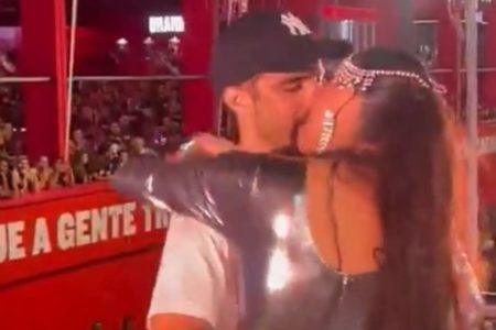 Foto colorida de Caio Castro beijando Alinne Rosa - Metrópoles