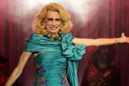 Mulher loira com vestido azul - Metrópoles