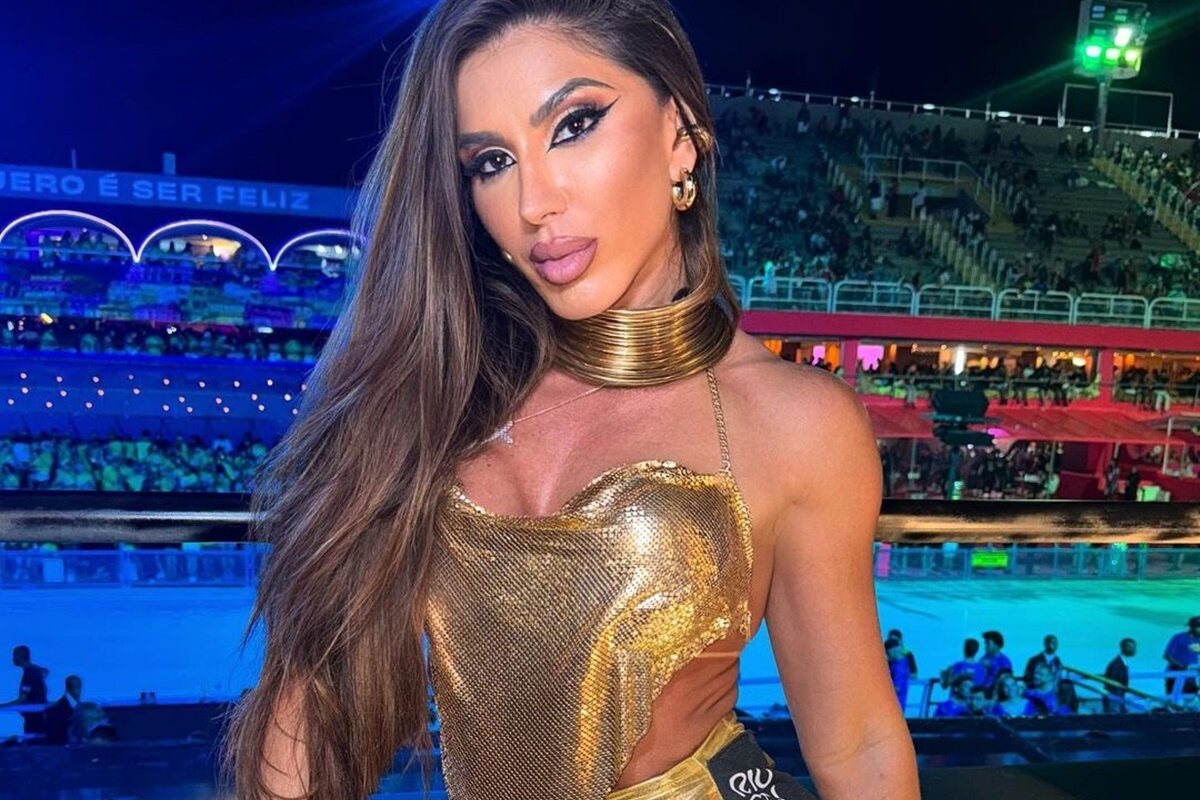 Andrea de Andrade posa de top dourado na Marquês de Sapucaí - Metrópoles